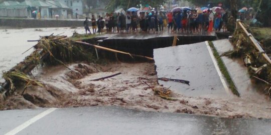 Banjir di Dompu akibatkan jalan terputus dan kondisi gelap gulita