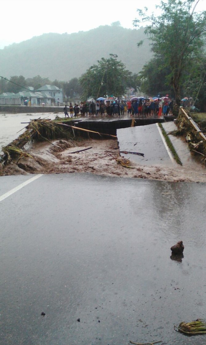 akses jalan bima dompu terputus