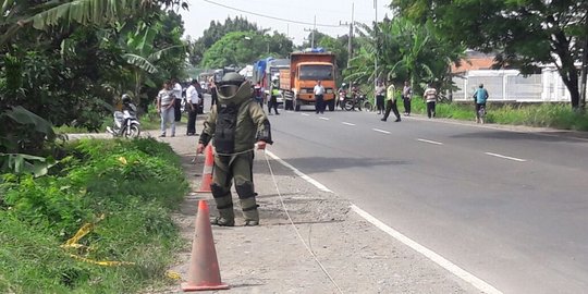 Bikin geger Mojokerto, tas hitam mencurigakan akhirnya diledakkan