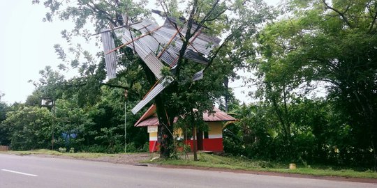 Puting beliung terjang Kabupaten Pangkep, 182 rumah rusak