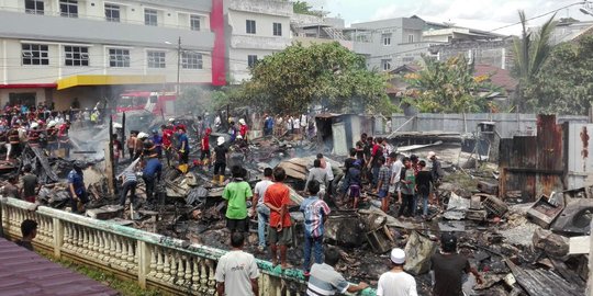 Ditinggal belanja ke pasar, rumah dan 4 mobil di Palembang terbakar