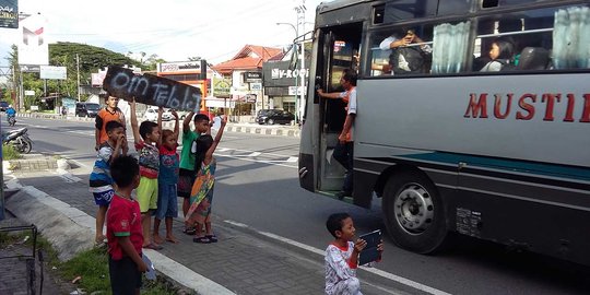 Jokowi tertawa dengan 'om telolet om': Itu kebahagiaan dari rakyat