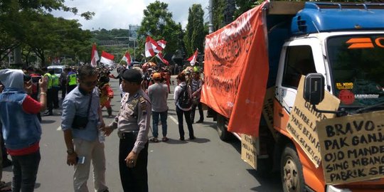 Dirikan tenda, warga minta pabrik semen di Rembang segera beroperasi