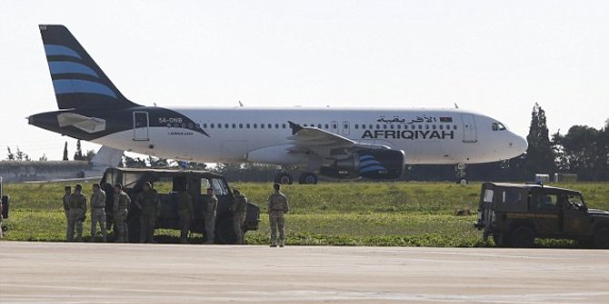 Pesawat Libya berpenumpang 118 orang dibajak dua pria pro-Qadafi