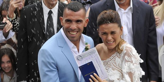 Carlos Tevez nikahi Vanesa setelah 19 tahun bersama dan punya 3 anak