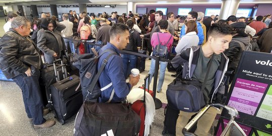 Penampakan bandara di AS membeludak akibat libur Natal