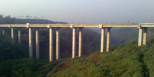 Ini penjelasan lengkap sebab Jembatan Cisomang bergeser dan retak