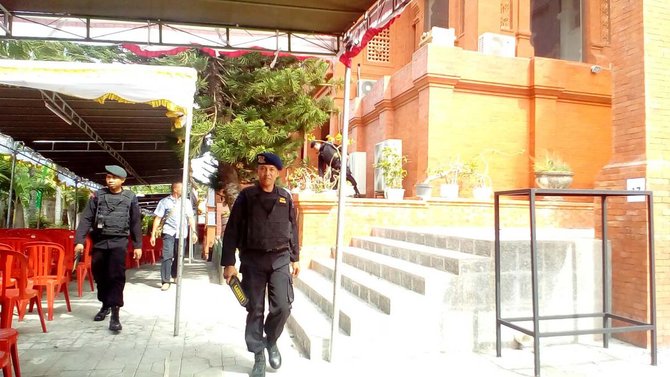 pengamanan katedral di denpasar