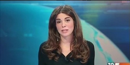 [Video] Presenter TV cantik ini tidak sadar celana dalamnya terlihat