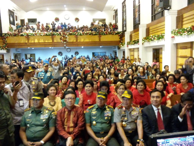 kapolri dan panglima tni tinjau misa natal