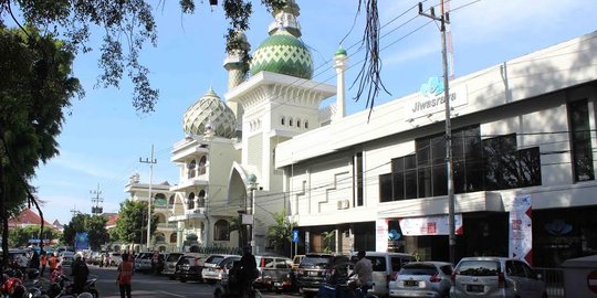 Indahnya toleransi Natal, gereja & masjid ini berbagi halaman parkir