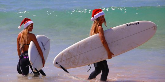 Mengintip sinterklas berbikini rayakan Natal di Pantai Bondi