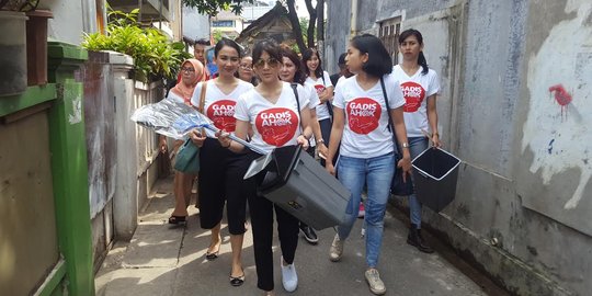 Bagi-bagi sapu di Cilandak, Gadis Ahok minta warga sadar kebersihan