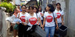 Aksi Gadis Ahok bagi-bagi alat kebersihan kepada warga Cilandak
