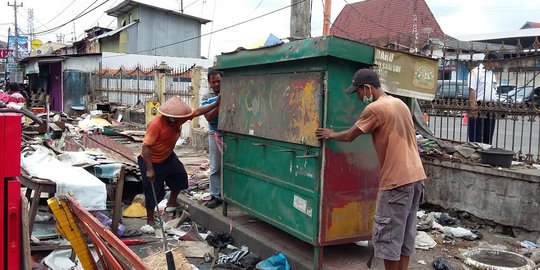 Tata kawasan Stasiun Tugu, PT KAI bongkar lapak pedagang