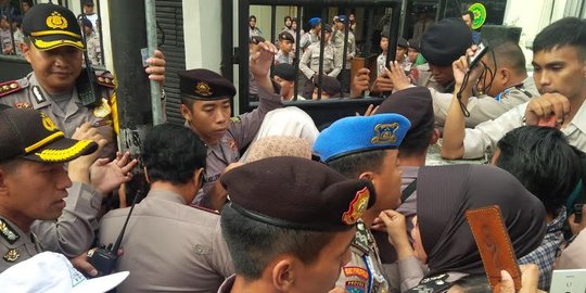 Massa pro dan kontra Ahok berebut masuk gedung PN Jakarta Utara
