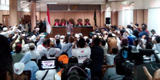 Ahok lambaikan tangan dan salam 2 jari sebelum sidang dimulai