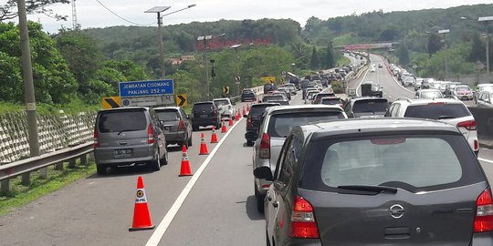 Truk & bus dialihkan, lalin Purwakarta-Bandung macet parah