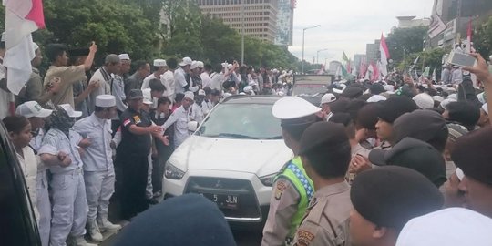 Depan PN Jakut dipadati massa penentang Ahok, warga sulit melintas