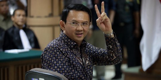 Ekspresi Ahok saat jalani sidang putusan sela