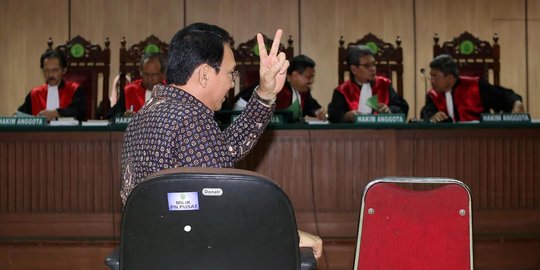 Salam dua jari di sidang, Ahok mau dilaporin lagi ke polisi