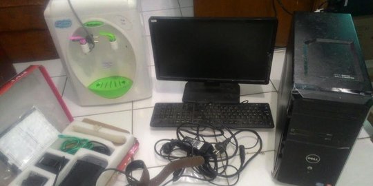 Gondol komputer, wireless, dan dispenser di SD, S diringkus polisi