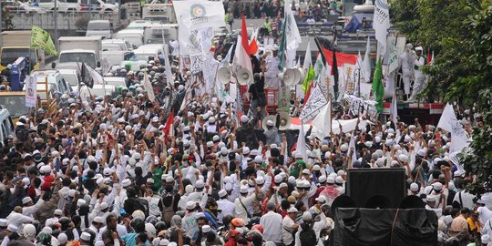 Massa banjiri Jalan Gajah Mada saat kawal ketat Sidang Ahok