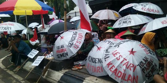 Demo semen Rembang, massa pro dan kontra 'perang payung'