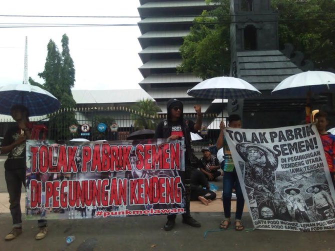 demo perang payung semen rembang