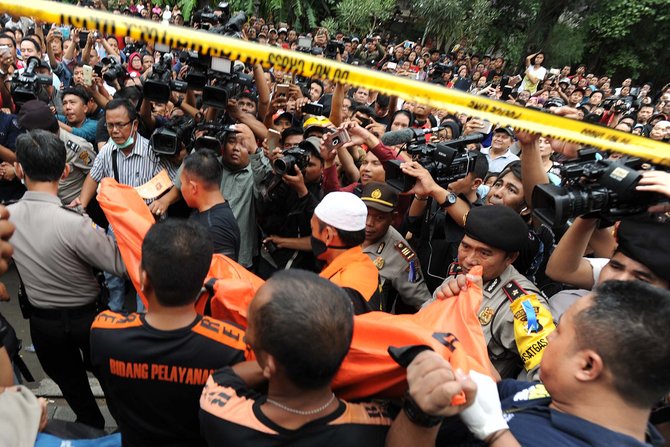 evakuasi korban pembunuhan pulomas