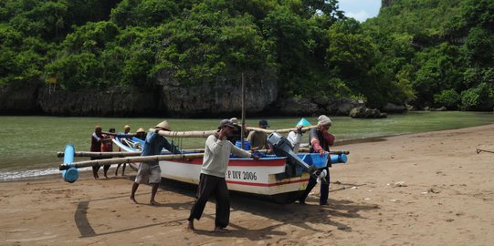 Selama liburan, jumlah pengunjung pantai di Gunungkidul membeludak