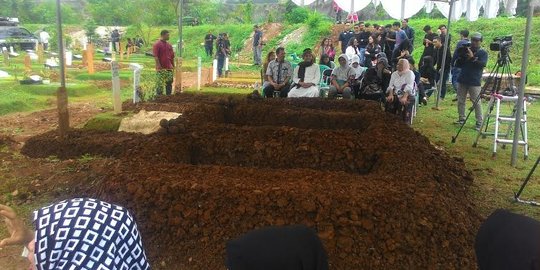 Dodi bersama 2 anaknya akan dimakamkan secara berdampingan