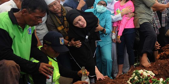 Drummer band Ungu ikut melayat korban pembunuhan di Pulomas