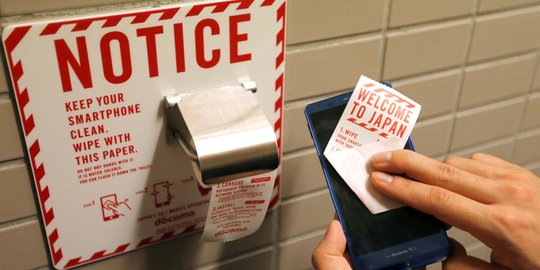 Keren, Jepang sediakan kertas pembersih smartphone di toilet umum