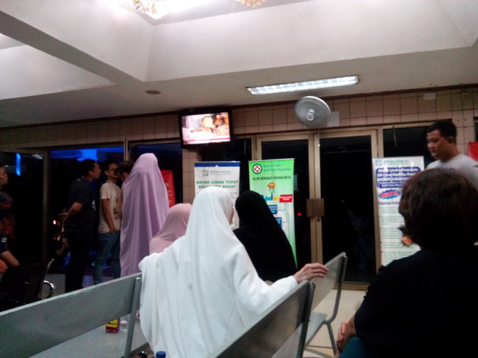 keluarga korban di rumah sakit kartika pulomas