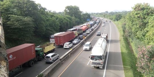 Imbas perbaikan Cisomang, jalan arteri Purwakarta-Bandung terkunci