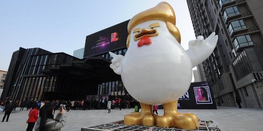 Ayam mirip Donald Trump jadi maskot pusat belanja di China