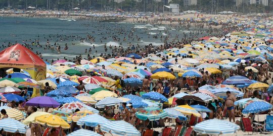 Gelombang panas paksa ribuan warga Brasil serbu pantai