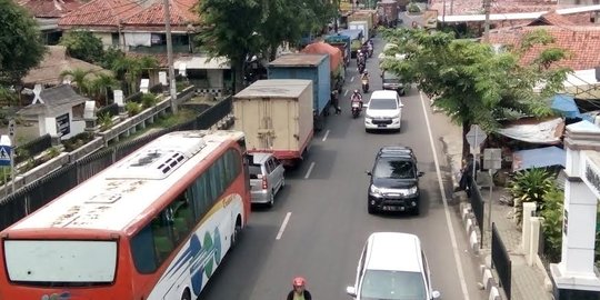 Urai kemacetan polisi berlakukan 'one way' di jalur Purwakarta