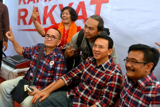 pendukung tetap antusias berfoto dengan ahok djarot