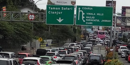 Dua hari jelang malam Tahun Baru, jalur Puncak macet 10 kilometer