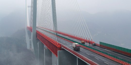 Jembatan tertinggi dunia di China sudah bisa dilalui kendaraan