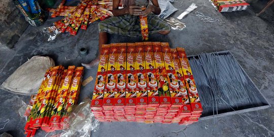 Khawatir meledak, ribuan petasan dimusnahkan dengan cara direndam