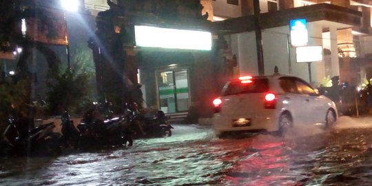 Diguyur hujan selama 4 jam, jalanan Kota Singaraja tergenang air