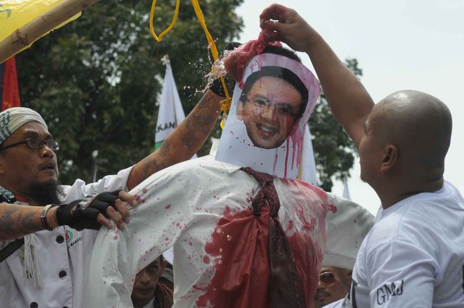 fpi bakar boneka ahok