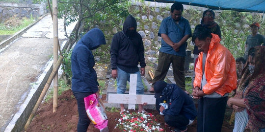 Takut, keluarga pakai masker dan penutup kepala saat Ramlan dikubur