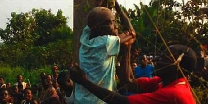 Panjat tiang listrik tanpa kesetrum, nenek 80 tahun dikira penyihir