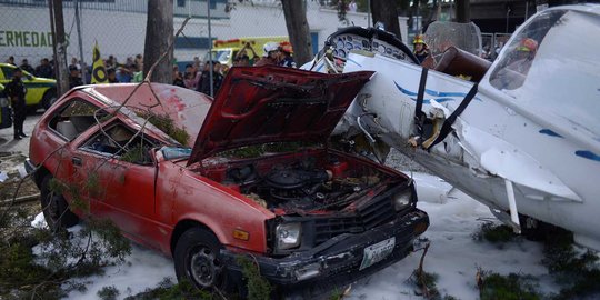 Pesawat berpenumpang wisatawan jatuh timpa mobil