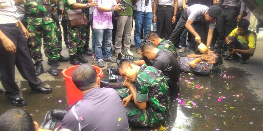 Naik pangkat di akhir tahun, prajurit TNI/Polri disiram 