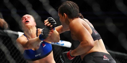 Petarung Brasil tinju KO Ronda Rousey di ajang UFC